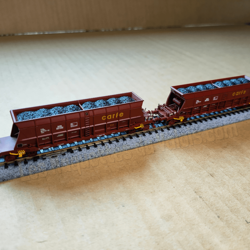 2 Wagons-trémies RENFE Faoos « SALTRA / CARFE », 4 essieux, chargés charbon, bruns, époques IV–V Arnold HN6671 – N 1/160