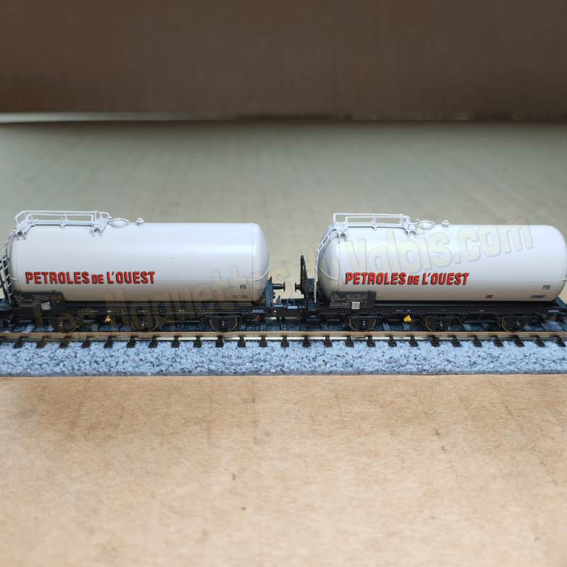 2 wagons-citernes à 3 essieux SNCF « Petroles de l'Ouest », livée grise, ép. IV arnold HN6677