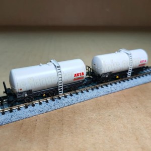2 wagons-citernes à 3 essieux gris SNCF, AVIA, ép. IV, Arnold HN6676, 1/160
