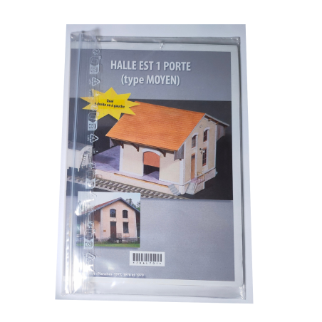 Halle à marchandises française à une porte que l'on peut retrouver dans les petites gares de l'Est de la France.
