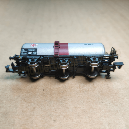 2 wagons-citernes à 3 essieux gris SNCF, SGTL SEWAR, ép. IV, Arnold HN6675, 1/160