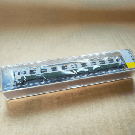 Voiture grandes lignes 1ʳᵉ classe « A9 » SNCF – N 1 :160 – Ép V – Minitrix 18464