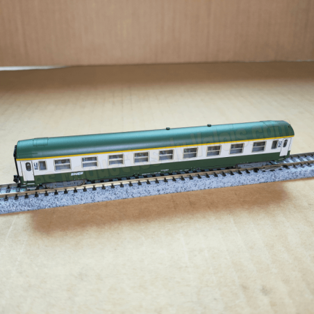 Voiture grandes lignes 1ʳᵉ classe « A9 » SNCF – N 1 :160 – Ép V – Minitrix 18464