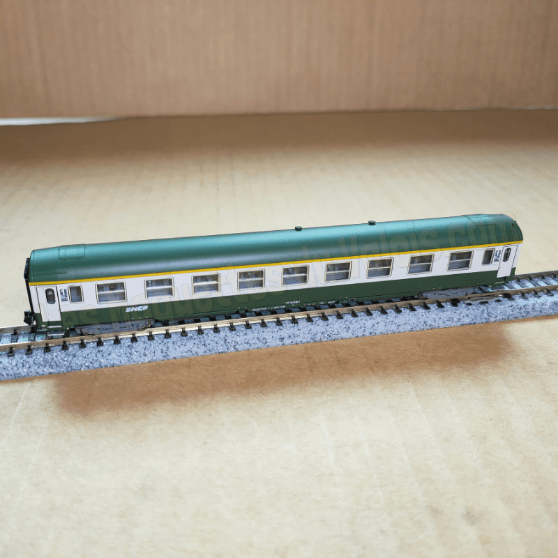 Voiture grandes lignes 1ʳᵉ classe « A9 » SNCF – N 1 :160 – Ép V – Minitrix 18464