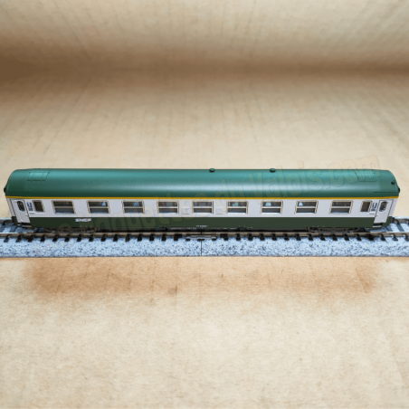 Voiture grandes lignes 1ʳᵉ classe « A9 » SNCF – N 1 :160 – Ép V – Minitrix 18464