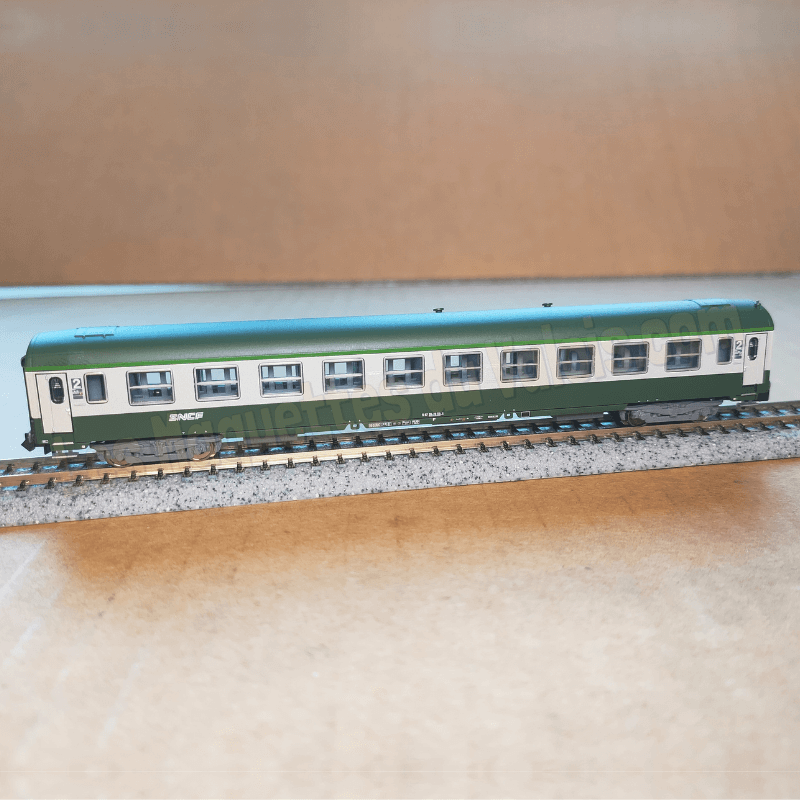Voiture UIC mixte 2ᵉ classe/fourgon B7D SNCF – N 1:160 – Époque IV/V – Minitrix 18463
