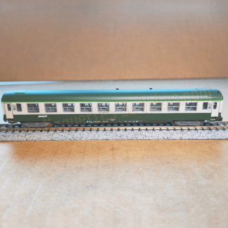 Voiture UIC mixte 2ᵉ classe/fourgon B7D SNCF – N 1:160 – Époque IV/V – Minitrix 18463
