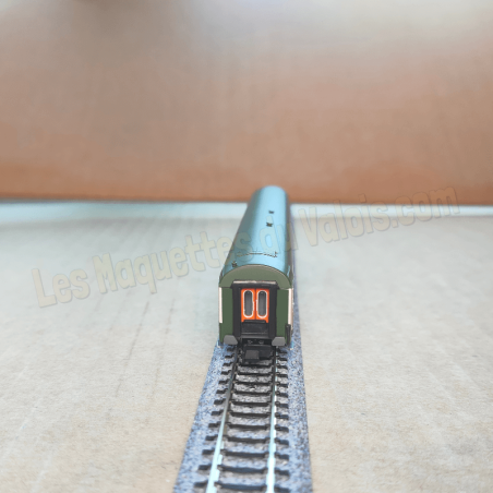 Voiture UIC mixte 2ᵉ classe/fourgon B7D SNCF – N 1:160 – Époque IV/V – Minitrix 18463
